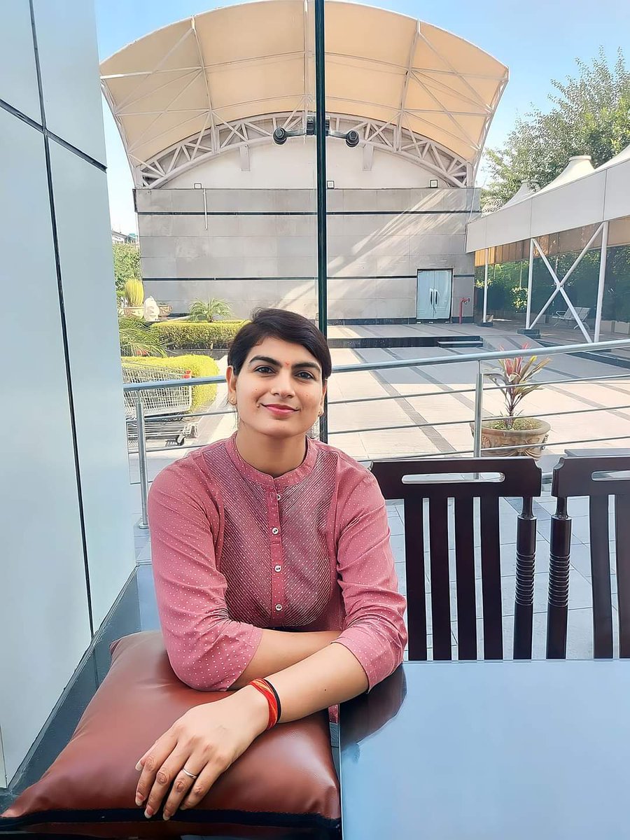 drpoonam_yadav's tweet photo. इतना मत व्यवधान रखा कर
अपना थोड़ा ध्यान रखा कर

भीड़ में तन्हा क्यूँ रहता है
इक-दो से पहचान रखा कर

सारे सयाने ठीक नहीं हैं
कुछ मुझसे नादान रखा कर

मन की मर्ज़ी करने वाले
मेरे कहे का मान रखा कर

तू तोता मैं जादूगर हूँ
ख़ुद में मेरी जान रखा कर

~ डॉ.पूनम यादव https://t.co/2nNI4PPgI2