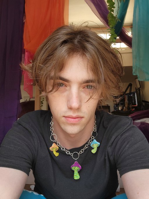 My face and cock :) https://t.co/frx89XSFhi