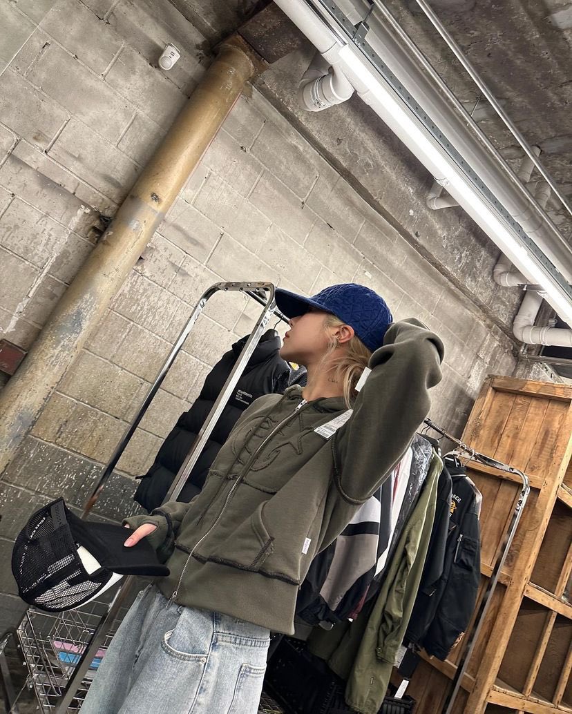 swfs4x4's tweet photo. Wheein is so moonbyul's daughter it's insane https://t.co/eJl18Bfyje
