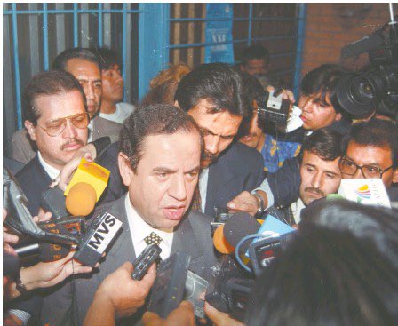 MaTeresaEalyMx's tweet photo. “El gran diario de México” tiene casi 107 años de vida, hoy celebramos que desde hace 54 ha sido liderado por un hombre a quien tengo el honor de llamar “papá” #Ealy. Son muchos los momentos históricos de lucha por la pluralidad y la democracia (vivimos y celebramos esos valores en nuestra familia). También festejamos aquellos hitos que han marcado la evolución de @El_Universal_Mx. ¡Muchas felicidades papá!
