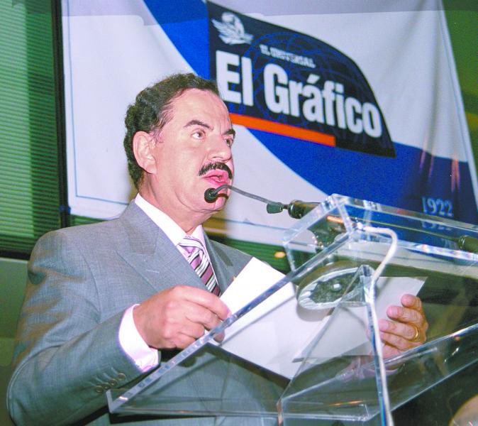 MaTeresaEalyMx's tweet photo. “El gran diario de México” tiene casi 107 años de vida, hoy celebramos que desde hace 54 ha sido liderado por un hombre a quien tengo el honor de llamar “papá” #Ealy. Son muchos los momentos históricos de lucha por la pluralidad y la democracia (vivimos y celebramos esos valores en nuestra familia). También festejamos aquellos hitos que han marcado la evolución de @El_Universal_Mx. ¡Muchas felicidades papá!