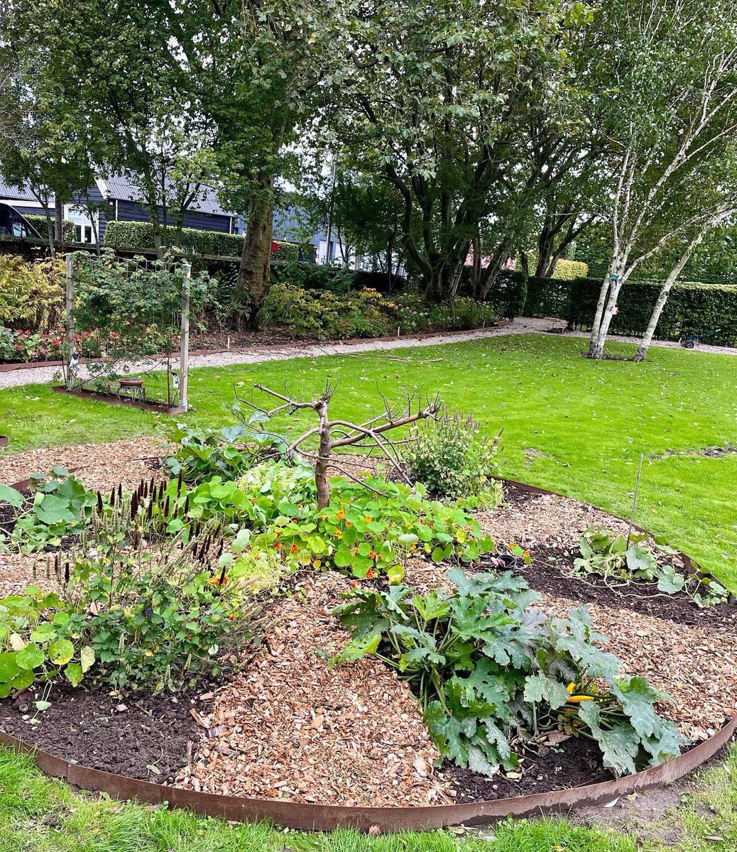 Wat is er weer hard gewerkt in de prachtige tuin van het hospice. 
Er is een pad rondom de tuin aangelegd waardoor het voor onze gasten prettiger is om even een ommetje te maken. 
En afgelopen zaterdag zijn de houtsnippers weer opgevuld rondom de moestuin en de kas.