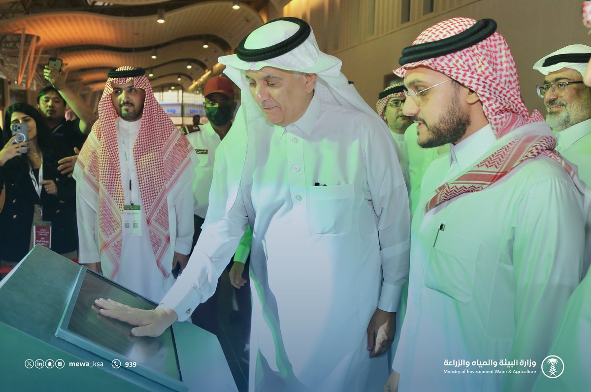 MEWA_KSA's tweet photo. معالي الوزير يفتتح #المعرض_الزراعي_السعودي ، ومنتدى التقنيات الزراعية، "الأمن الغذائي والاستدامة" في دورته الـ40، والذي يستمر حتى 26 أكتوبر، في مركز الرياض الدولي للمؤتمرات والمعارض. https://t.co/ZfXiQNBzfN