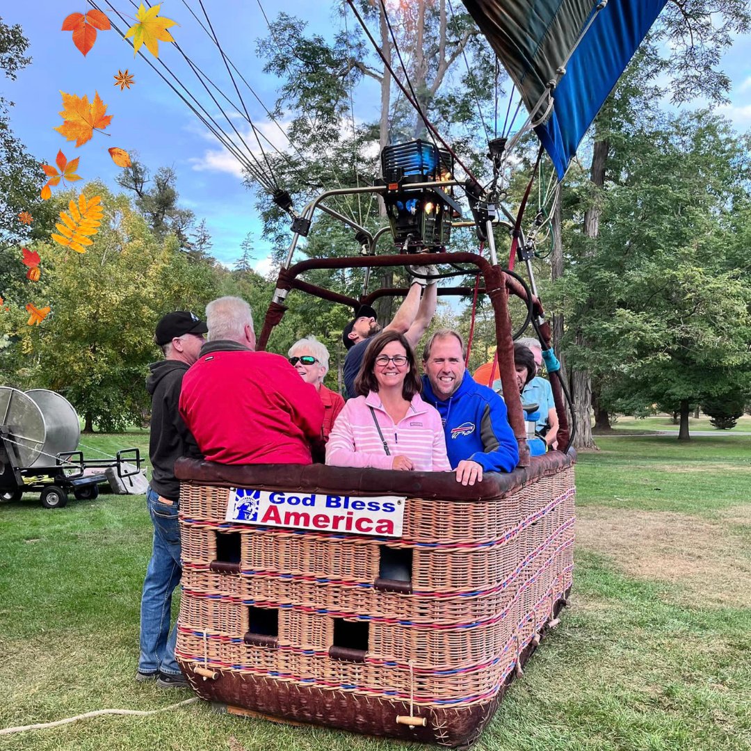 marathonmrp's tweet photo. President of Marathon Tod Cislo, his wife, Tina, and family enjoyed a hot-air balloon ride over Letchworth State Park. 🎈

#letchworth #letchworthstatepark #marathonroofing https://t.co/2jjDIethjQ