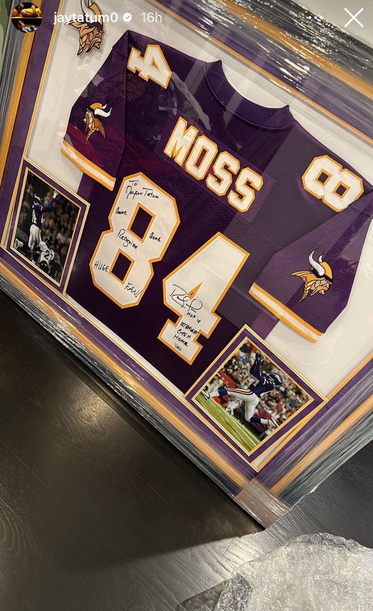 ClutchPoints's tweet photo. “To Jayson Tatum… Game recognize game. HUGE FAN! Straight cash homie.”

NFL legend Randy Moss sent Tatum a signed Vikings jersey 🔥

(via @jaytatum0 / IG) https://t.co/hbtagFfBF2