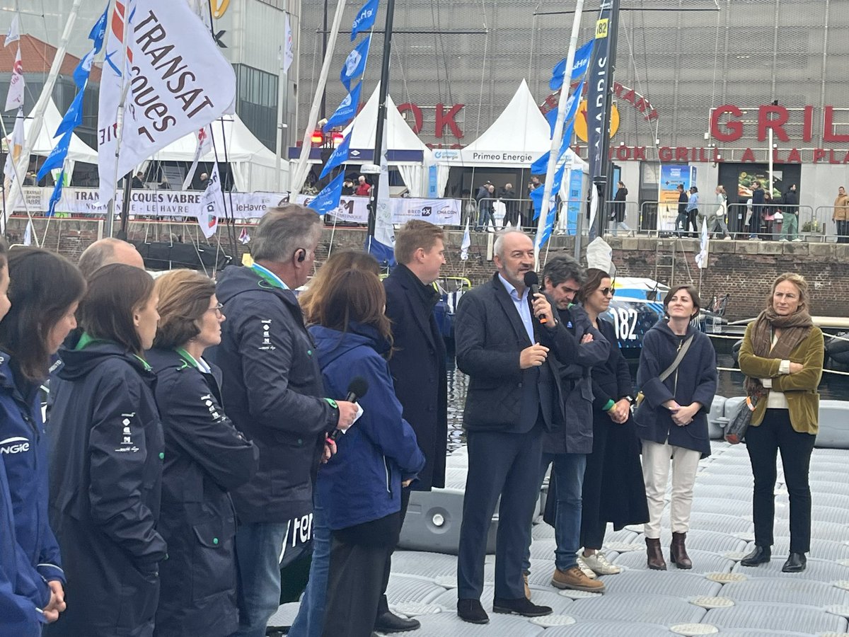 Beau moment pour @BrittanyFerries avec le baptême du #Class40 de Pam notre ☘️ & Tiphaine 🇫🇷 et en présence de notre ministre havraise de cœur, @agnesfirmin ! La @TransatJV est une course magnifique dont nous partageons les valeurs de persévérance et d’effort ! J-6 pour le départ