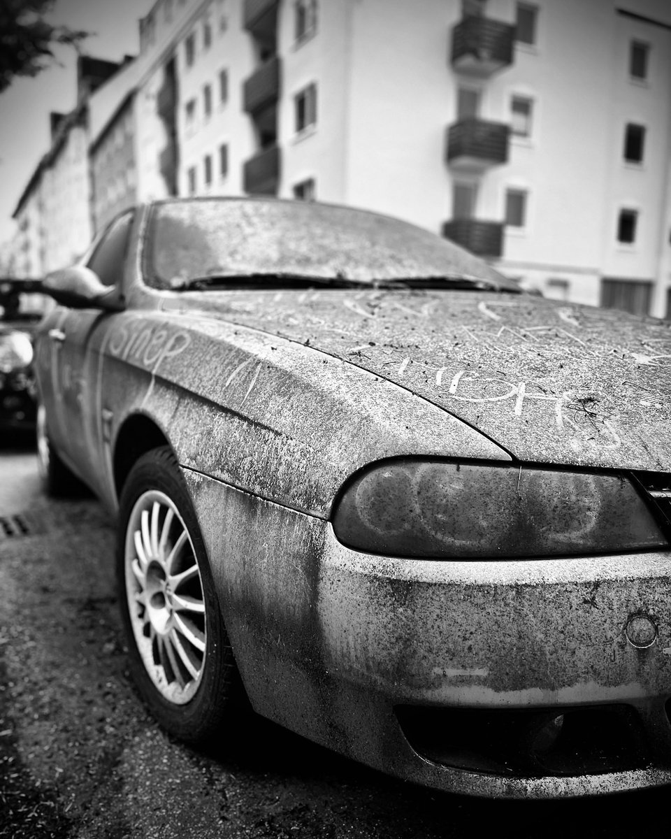dernixweiss's tweet photo. Forgotten cars #streetphotographer #blackandwhitephotography #munich #forgotten https://t.co/rzA56fI82E