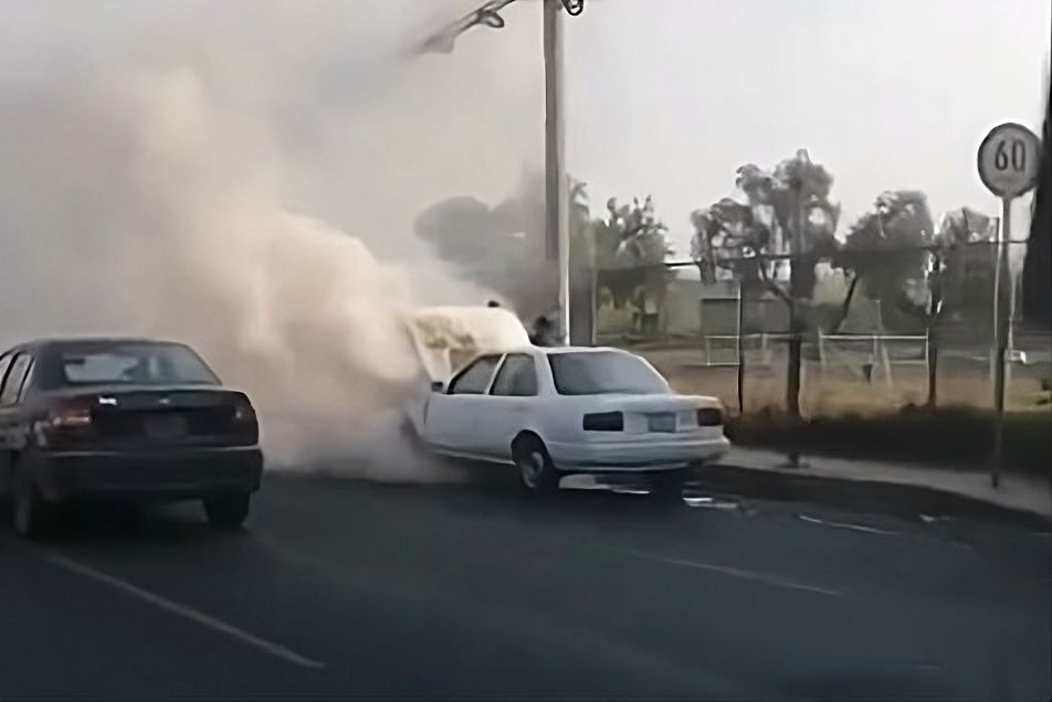 PachucaVIVE's tweet photo. ¡#SeQuema! 🔥 Así se incendió un auto en bulevar Felipe Ángeles de Pachuca 
Video 👉 https://t.co/qokMD8Zcvh https://t.co/trJNtHFrlX