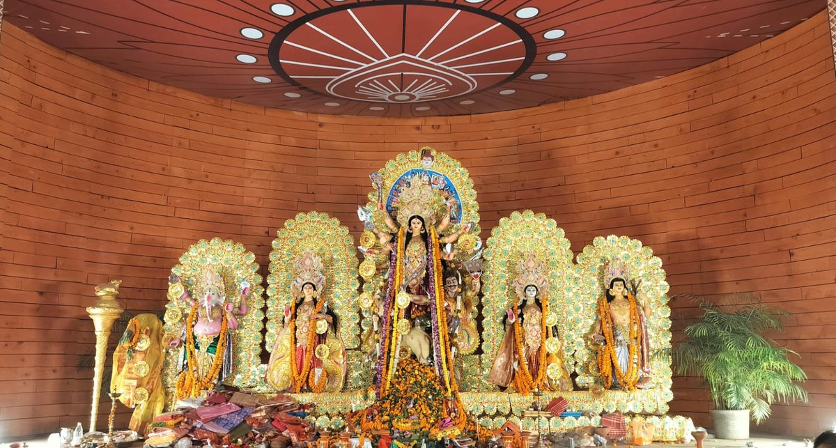 airnewsalerts's tweet photo. #DurgaPuja is being celebrated across Delhi with religious fervor. At Chittranjan park, a huge pandal has been set up. Glimpses of Durga puja.

#AIRReport - Dipendra kumar https://t.co/nsadv4pyU5