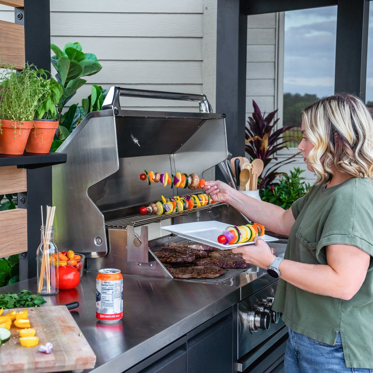 backyrddiscovry's tweet photo. Elevate your outdoor cooking game with our all-new outdoor kitchen!

Turn your backyard into a culinary paradise with plenty of prep space, a propane grill + infrared searing burner grill, and a roof for all-season cooking.

Pre-order yours and get 25% off https://t.co/BDuprz0H7O https://t.co/fld7EvMian