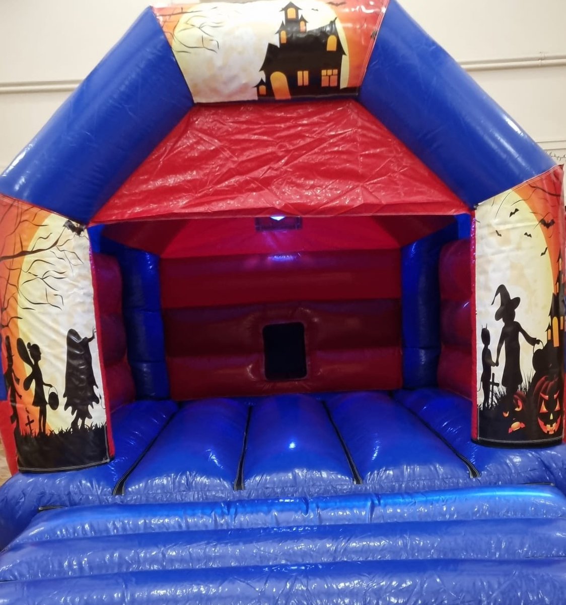 infoevo's tweet photo. Your kids will love EVO’s spooktacular corner! 

Cackle on the witch’s castle, say boo in the photo stand in, and play spooky noughts and crosses. 

#MondayMotivation #Essex #Thingstodo #Kidsdaysout #HalloweenFun #HalftermFun #Disco #Bounce #Inflatables 
https://t.co/skp2ve4h2P https://t.co/HzbWq6gybL