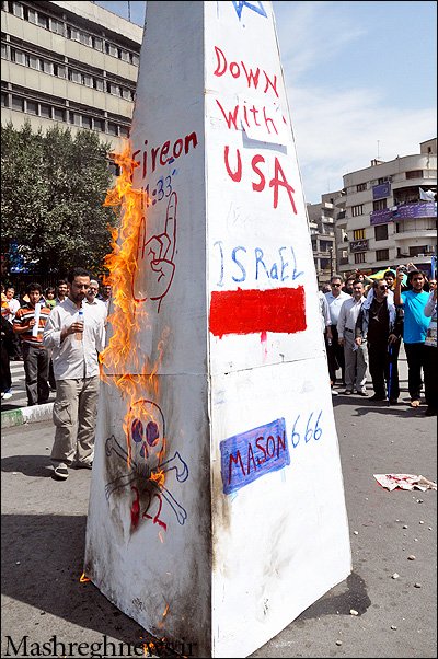 derehsan2580's tweet photo. Das ist der Iran...
Ein Ort, an dem die Herzen seiner Menschen seit vielen Jahren für den Kampf gegen das Böse und seine Armeen geschlagen haben.  Die Iraner zeigen diesen Kampf jedes Jahr symbolisch, indem sie das Symbol des Obelisken verbrennen, der den Zionismus repräsentiert. https://t.co/dP12w8wYKg
