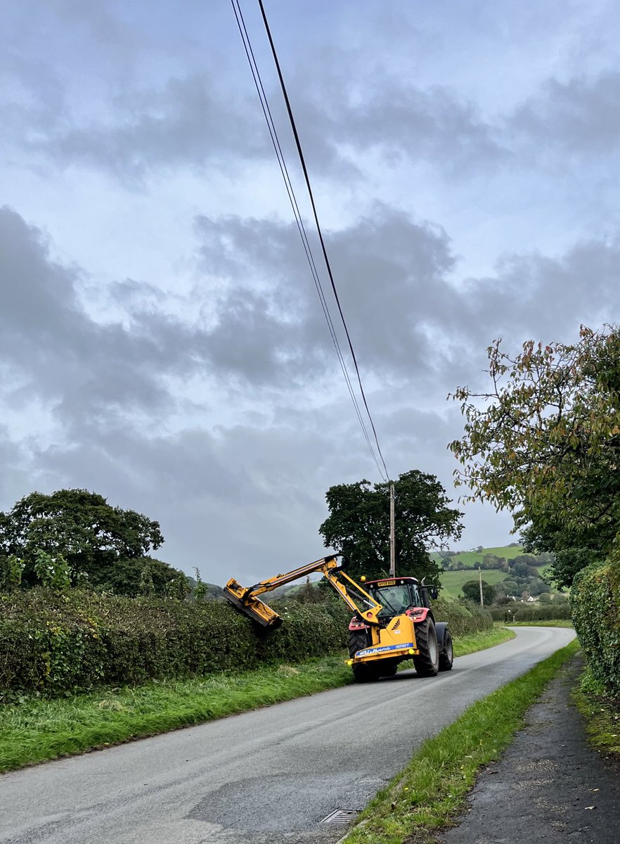 ionarees's tweet image. #Hedgecutting #Tractor 🚜💚🍂🚶🏼‍♀️