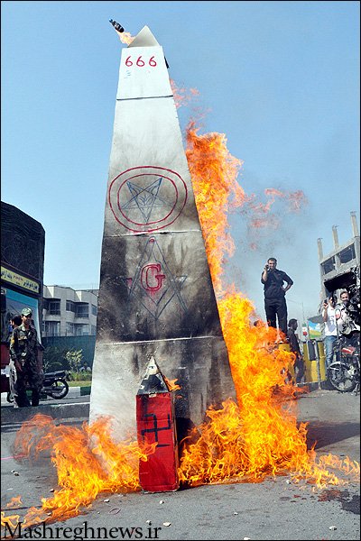 derehsan2580's tweet photo. Das ist der Iran...
Ein Ort, an dem die Herzen seiner Menschen seit vielen Jahren für den Kampf gegen das Böse und seine Armeen geschlagen haben.  Die Iraner zeigen diesen Kampf jedes Jahr symbolisch, indem sie das Symbol des Obelisken verbrennen, der den Zionismus repräsentiert. https://t.co/dP12w8wYKg