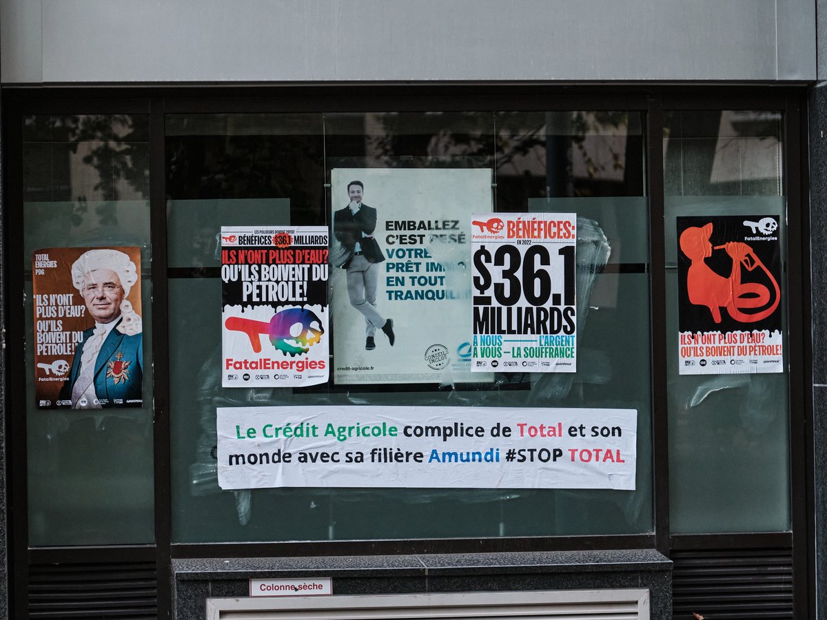 Samedi 21 octobre au matin, 22 activistes ont collé des affiches sur le siège régional du #CréditAgricoleNorddeFrance pour dénoncer la responsabilité de sa filiale Amundi dans son soutien au groupe Total . #STOPTOTAL et son monde, rejoignez la coalition #STOPEACOP