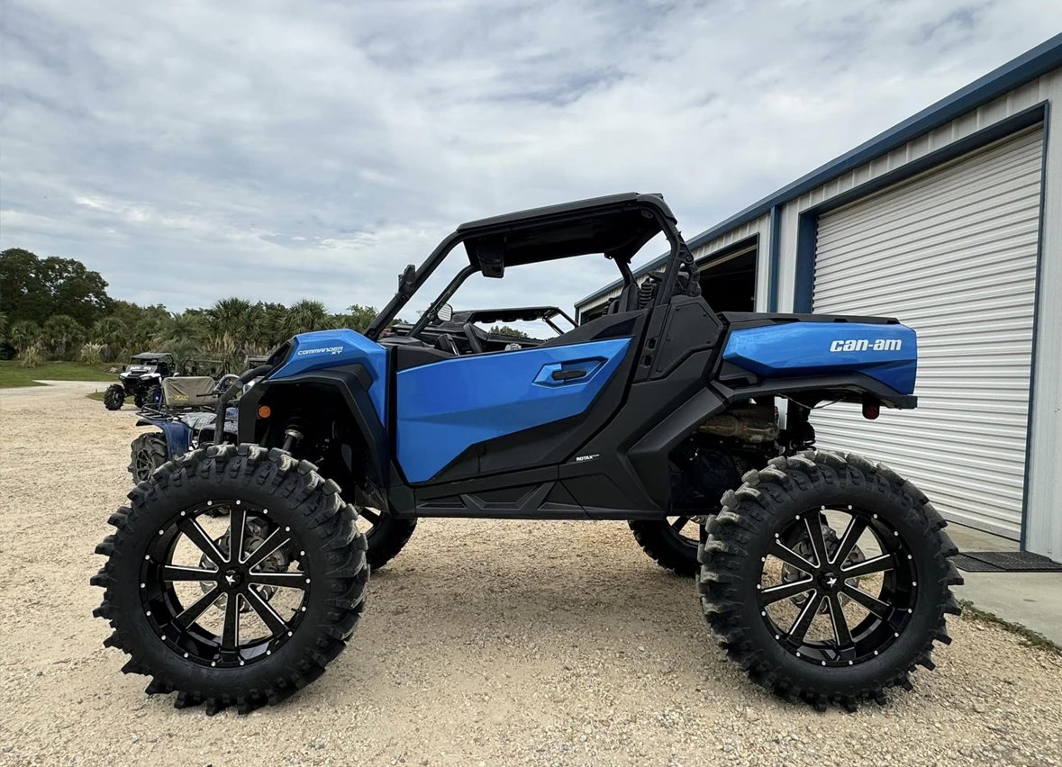 superatvtweet's tweet photo. 🔥 @adamsoffroadllc got this #CanAmCommander sitting on an #SATV 6" #GDP portal gear lift kit, #AtlasPro Series A-arms front &amp; rear with @kellerperformanceproducts ball joints, spinning 40" tires it's going to be a weapon on the trails! 💪⚙ #GearDrivenPerformance
#superatv https://t.co/9so1GwIPMa