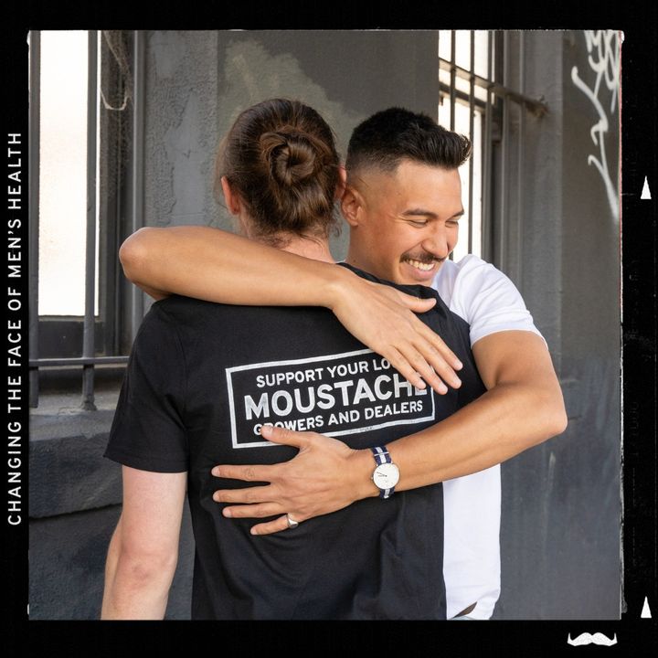 Entendez l’appel du merchandising ! Achetez les derniers t-shirts, tote bags, cols roulés et autres produits en édition limitée de Movember sur movember.store Ces produits ne sont disponibles que pour une durée limitée, alors dépêchez-vous.