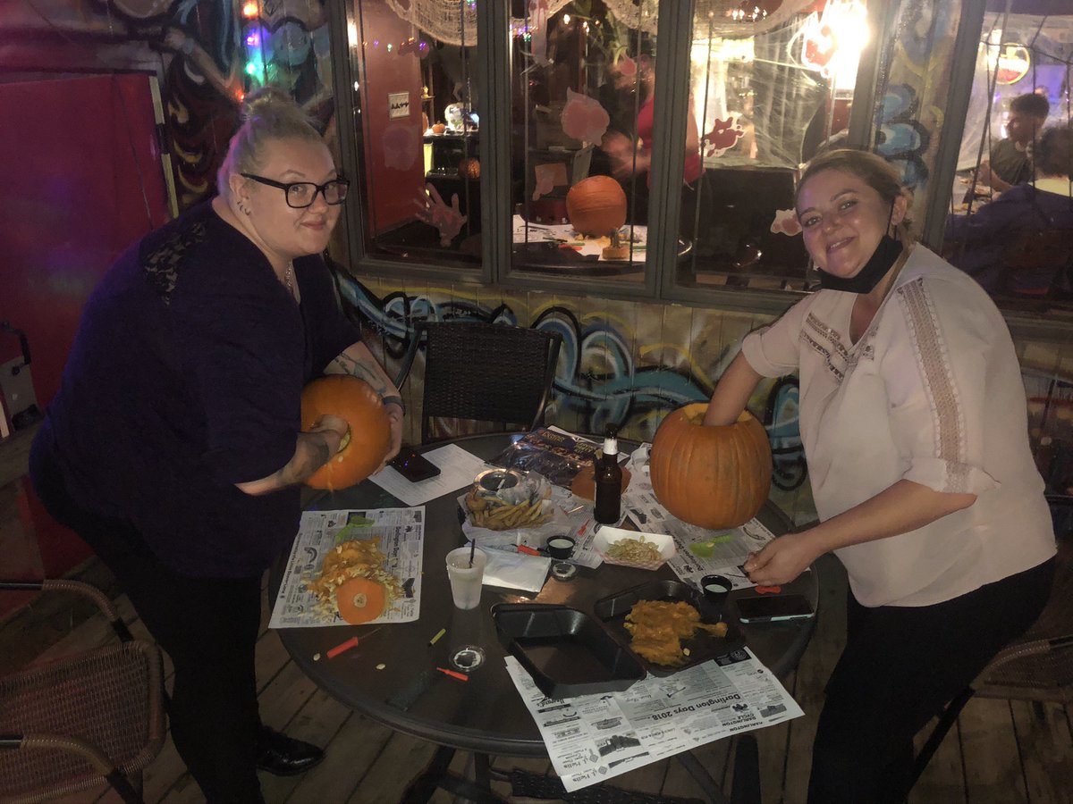 KellysRiverside's tweet photo. Time to come cut up w ur friends 2nite!Punkin Carving Party! We provide the sharp tools &amp; the booze, u bring courage &amp; creativity! $15, pumpkin, spooky adult drink &amp; snacks while u carve! RSVP ASAP, kids r welcome at 7pm (no booze, paints available) adults at 8pm. Music &amp; prizes! https://t.co/l80r23rhJ1