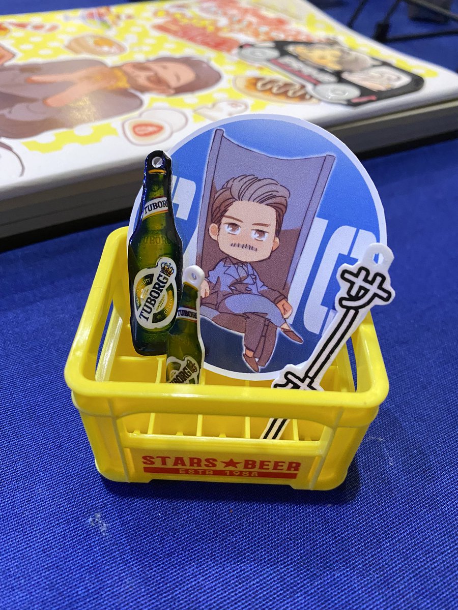 comandZb's tweet photo. 唯一新刊が間に合ったもにむ先生、無配のバッジすごいかわいかった！いっぱいなくなったの図！と、ビールケースコラボ。 https://t.co/pLQWf3ezUt