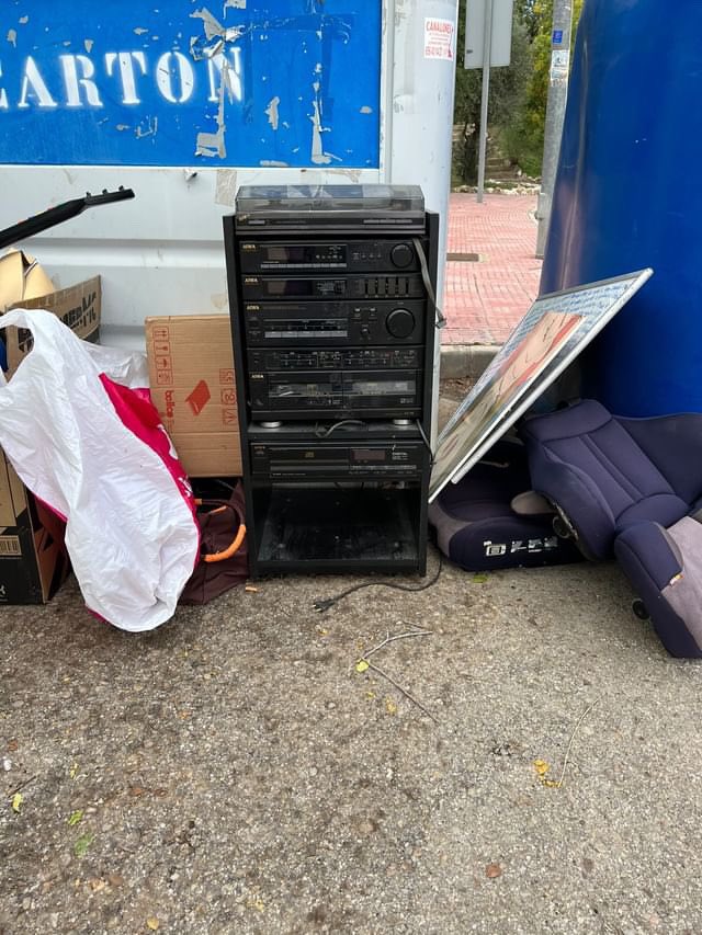 YofuiaEGB's tweet photo. Un día fue un artículo de lujo y hoy aparece en la basura, en Loeches (Madrid). https://t.co/YQf1XvvLiG