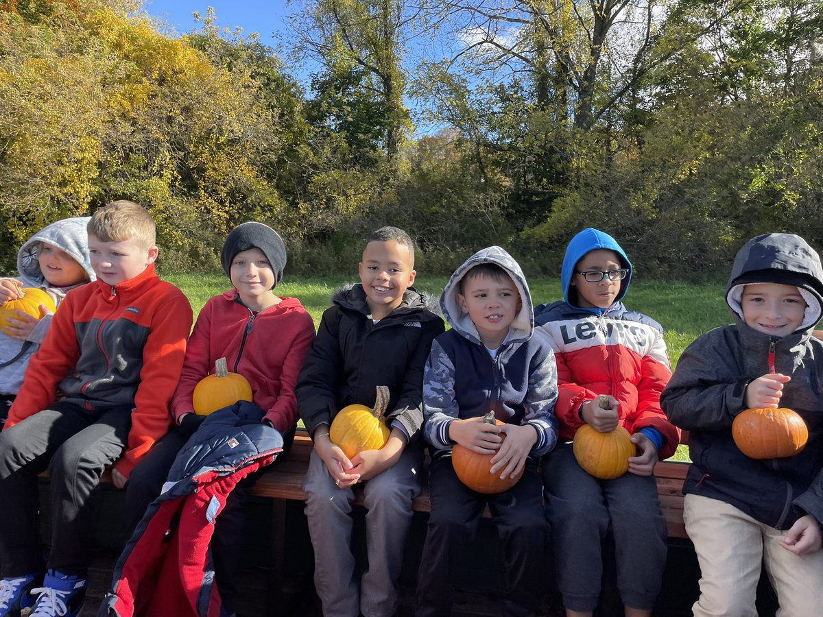 MrsLago_SNIS's tweet photo. Awesome Field trip to Sullivan Farm🍁🎃 https://t.co/nysLZC7kfK