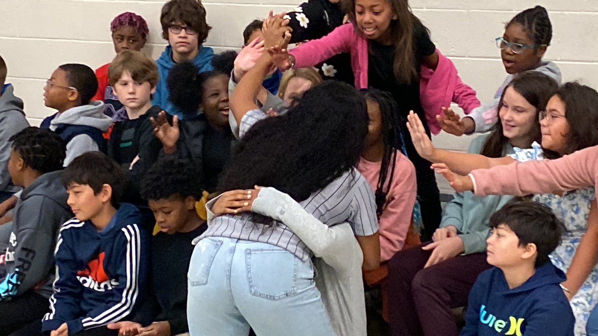 GhentSchoolVA's tweet image. We had a great kickoff to @all_district_reads w/the Book Fairy giving “Ways To Make Sunshine” to the kids. @maurycheer &amp;amp; @mauryhighschool band came to encourage students to start reading! SB member Mrs. Bhasin &amp;amp; other @npschools_va staff supported! #IgniteAndInspire #READy2WRITE