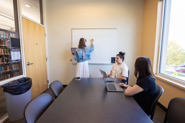 Need to meet with your project group and don't know the best place to go? There are tons of group study rooms all across campus! See our list & make a plan: lib.jmu.edu/where-to-find-…