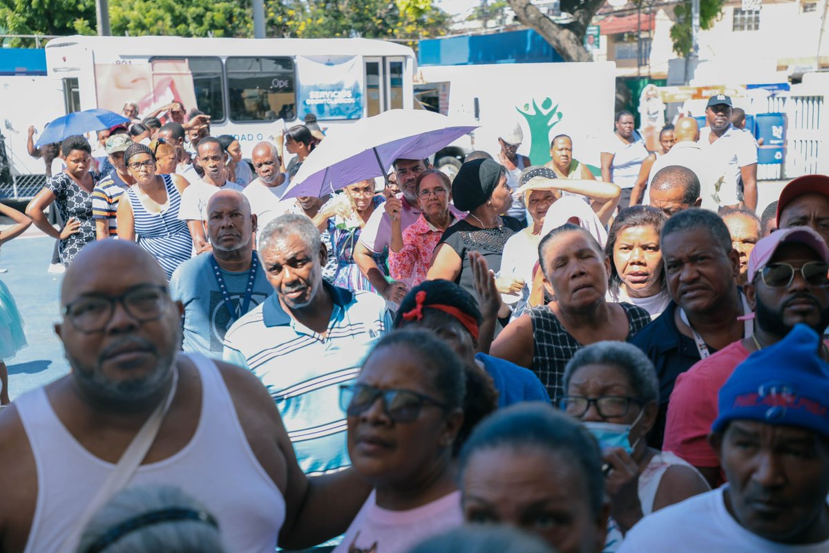 gabsocialRD's tweet photo. Nuestra labor de trabajar para mejorar la calidad de vida de la población en condición de vulnerabilidad continúa. Llevamos a cabo otra jornada social en la Escuela Santa Clara de #VillaDuarte en #SantoDomingoEste, donde más de 500 personas recibieron los servicios sociales… https://t.co/B7Zh1qyWdN