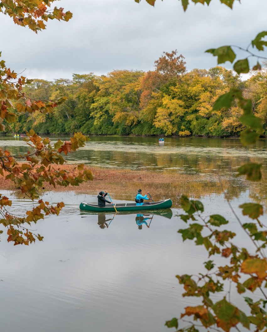 There's no better way to soak in the colorful array of 🍁 fall foliage 🍂 than from the seat of one of our boats.

Enjoy the beauty of our city by booking your trip with Frank's: bit.ly/42gKrY7

📷: Daniel Woody Photography