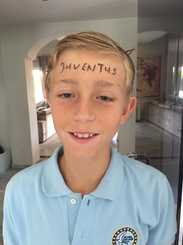 juventusfc's tweet photo. Un sogno diventato realtà ✨

Dean Huijsen ce l’aveva scritto in fronte 🧠🤍🖤 https://t.co/3xI26QXHfq