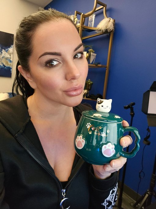 Good morning!  What do you think is in my adorable mug today? https://t.co/nxhdNQKi92