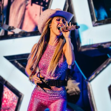 rbdmaniaco's tweet photo. NUNCA SUPERAREMOS! Anahi confirma que vai se afastar novamente dos palcos após turnê com RBD. 😭💔

"É a minha última dança, é uma despedida que vou levar para sempre em meu coração. Este show é o mais importante da América Latina dos últimos anos, do grupo mais incrível que já existiu"