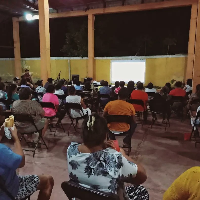 SandraGayou's tweet photo. Ayer fuimos a #Ixil a presentar el corto-documental @AsomaVenado 🦌📽️ Gracias a Beti, Trini, Cecilio, Esteban y Neftaly por la invitación y por ser parte del proyecto 🙌🏾 @redrrjo
#NoALosMegaproyectos #CortoDocumental #CineIndependiente #cortometraje #cinemexicano #Documentary https://t.co/OUBEfk7bWf