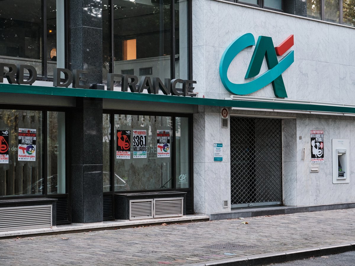adtnord's tweet photo. Samedi 21 octobre au matin, 22 activistes ont collé des affiches sur le siège régional du #CréditAgricoleNorddeFrance pour dénoncer la responsabilité de sa filiale Amundi dans son soutien au groupe Total . 
#STOPTOTAL et son monde, rejoignez la coalition  #STOPEACOP https://t.co/og4SAkfuoG