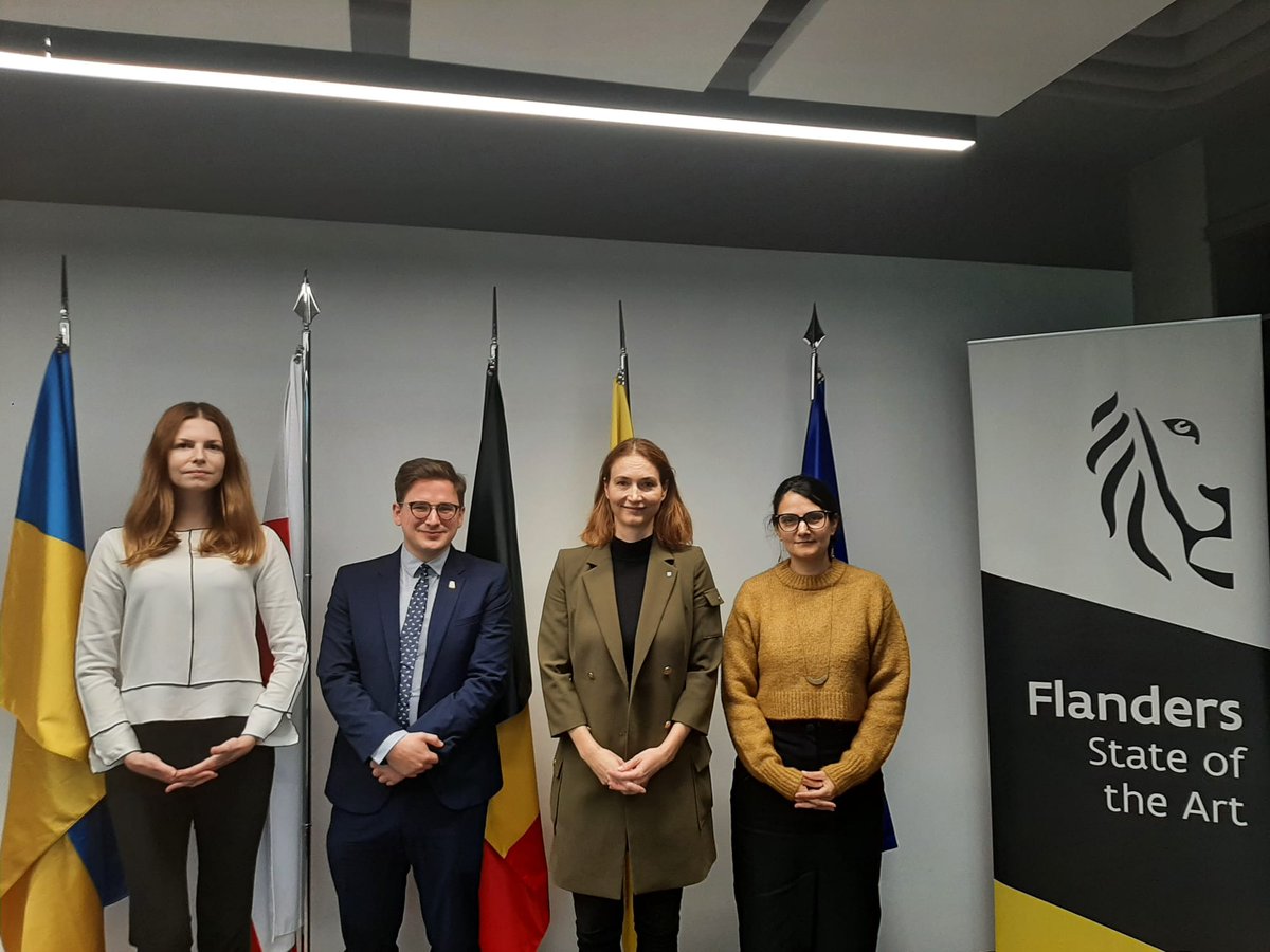 Last Friday, we welcomed the Delegation of the Government of Catalonia to Central Europe  at our Flemish House! 🏛️🦁
We engaged in a discussion about the activities of the Delegation in the region. 🤝💬
Thank you for your visit! 🙏