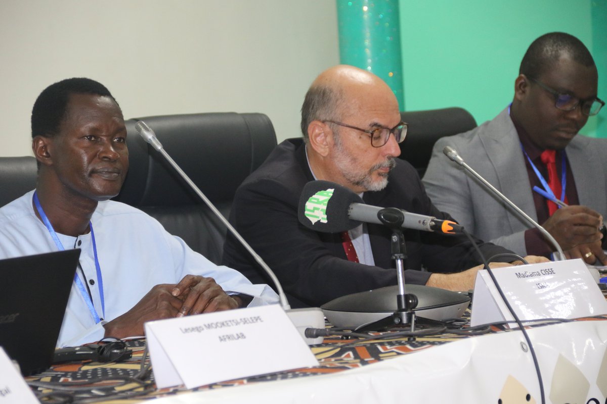 FAOSenegal's tweet photo. #HappeningNow
📍Dakar-2⃣3⃣-2⃣7⃣ oct
➕9⃣0⃣ chercheurs réunis en formation pour renforcer la fiabilité des mesures de qualité des laboratoires de sols en Afrique subsaharienne #AFRILAB
Objectifs:
✅Assurance & contrôle qualité des labos
✅Mesures des indices en santé & sécurité https://t.co/mx6mhLeTxR