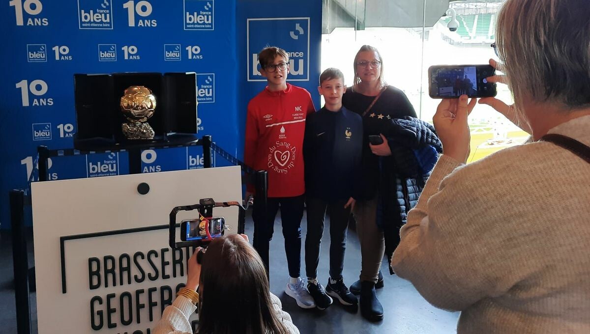 ⚽ Des étoiles pleins les yeux ! 🤩 Grace à l'Equipe et France Bleu, le trophée individuel le plus convoité au monde était à Saint-Etienne ce lundi après-midi, avant sa remise officielle le lundi 30 octobre à Paris.
➡️ l.francebleu.fr/BLfL