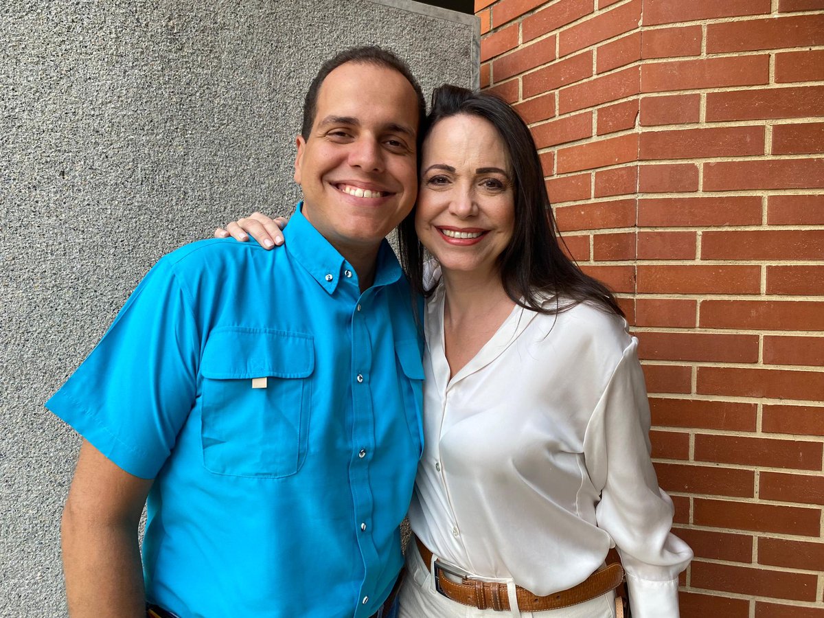 Lo logramos, María Corina. Y es esfuerzo de muchos, de tantísimos. 

Aquí, una historia ⬇️

Ayer no podía dejar de recordar lo mucho que muchos hemos hecho para llegar hasta aquí. Nada de lo que imaginamos que podía ser esto se compara con lo que resultó y es la mayor lección que