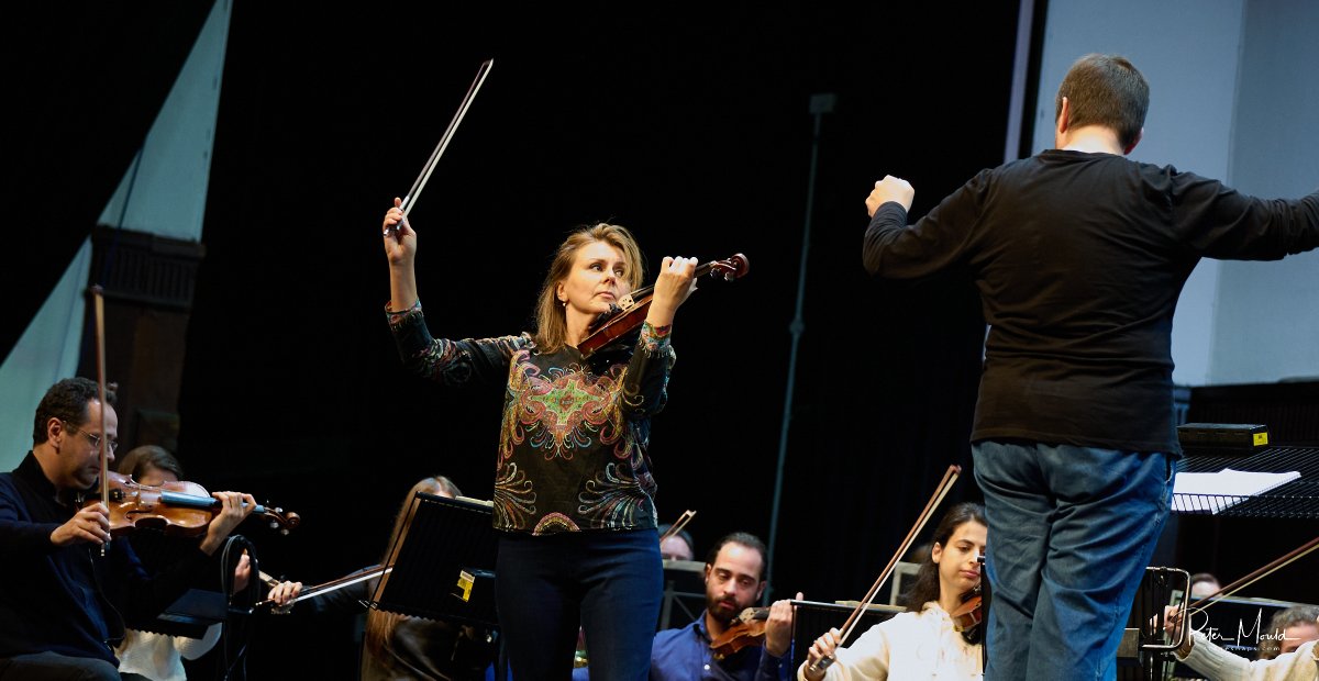 HastingsPhil's tweet image. A behind-the-scenes look at our #Hastings Philharmonic Orchestra dress-rehearsal last week on Wednesday 18th October 2023 @The_White_Rock. 

HPO with Natalia Lomeiko &amp;amp; Yuri Zhislin
➡️ hastingsphilorchestra.co.uk/18th-october-23
📷 Peter Mould 

@Visit1066 | @1066Hour
