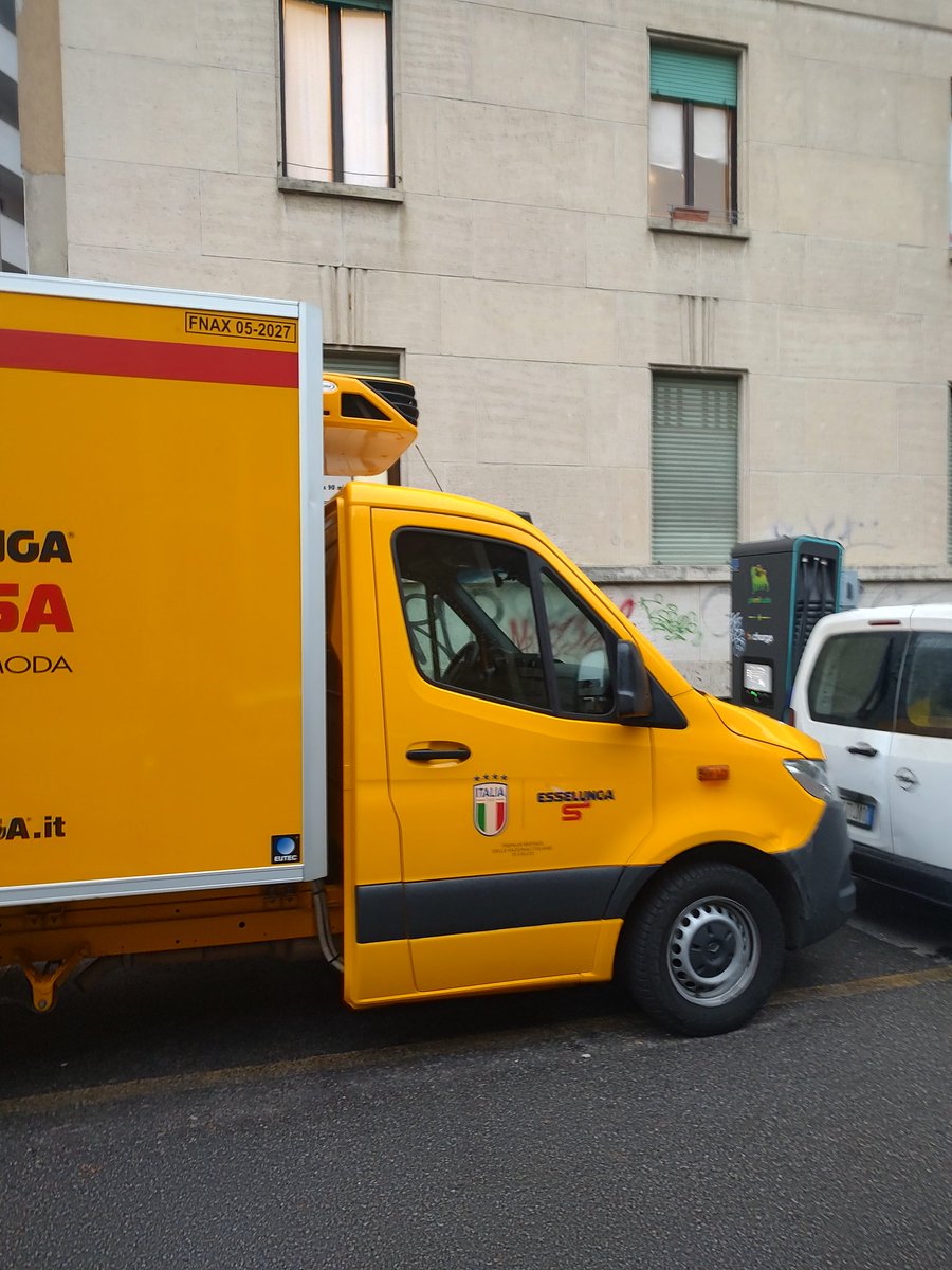 Complimenti all'Esselunga di Milano via Cena che parcheggia i camion nei posti riservati ai veicoli elettrici...