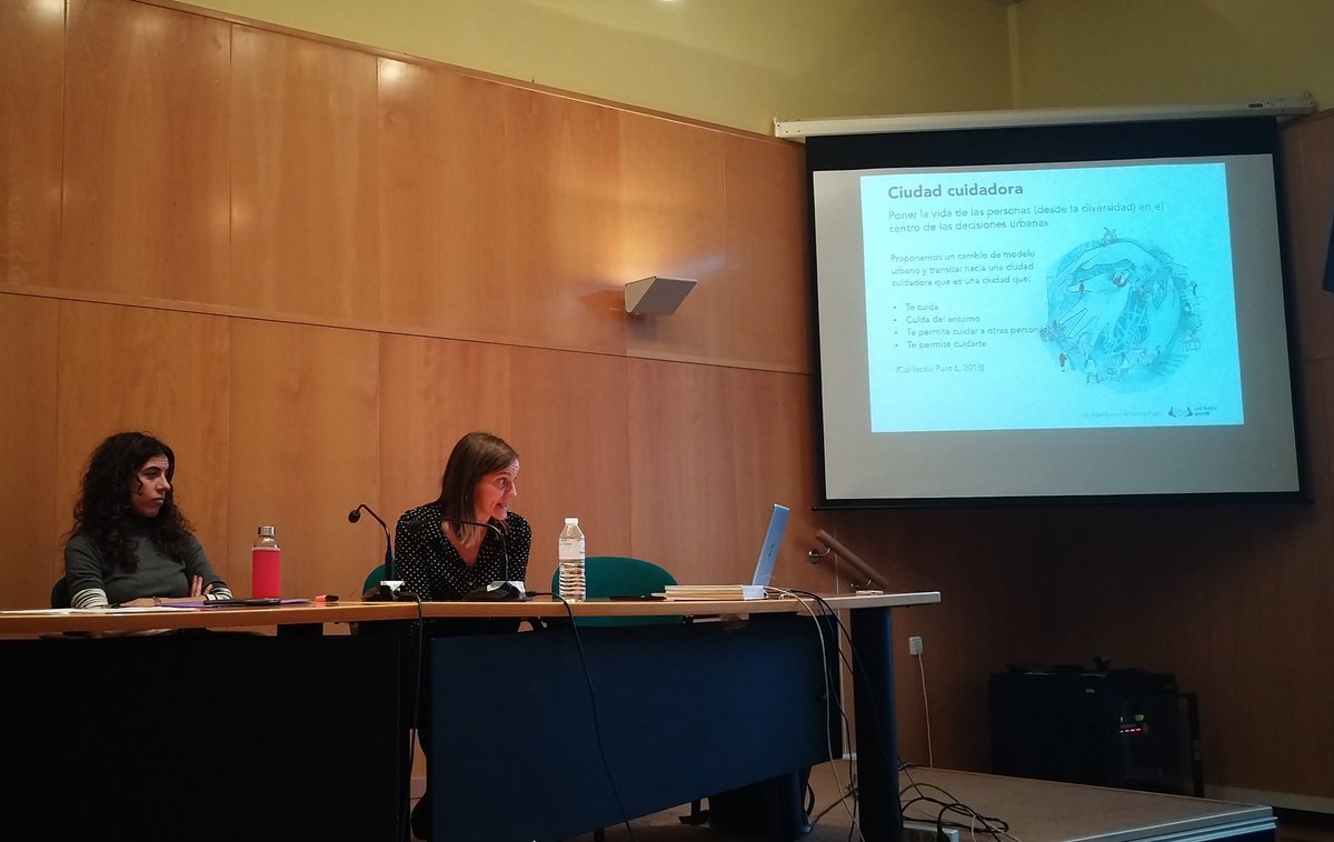 C_DAD_S's tweet photo. @unirioja @Paula__PS Terminamos la maravillosa sesión de hoy disfrutando de la charla de urbanismo feminista que nos regala Sara Ortiz Escalante de @CollectiuPunt6. https://t.co/N859by7337