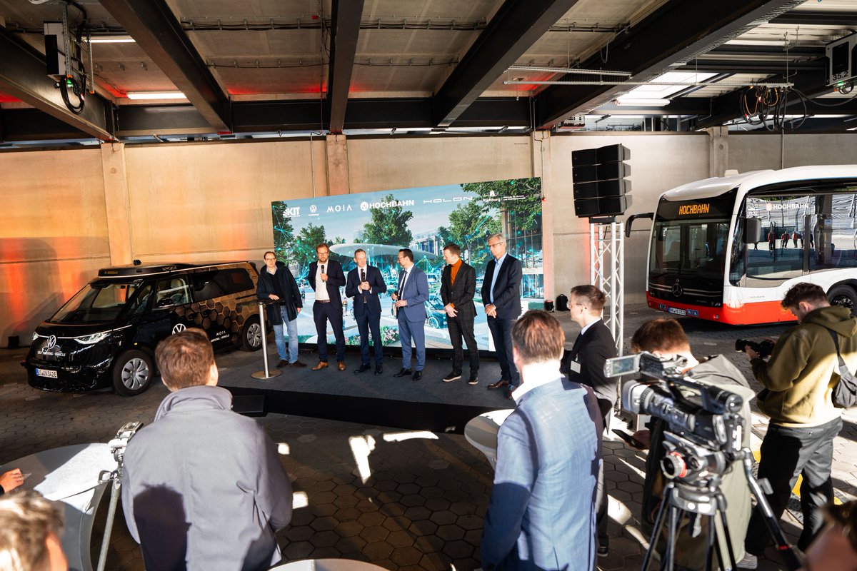 BMV's tweet photo. Was noch nach Zukunft klingt, geht bald in die Erprobungsphase: Das Projekt #ALIKE testet in Hamburg bis zu 20 autonome Shuttles, die einfach per App gebucht werden können, den Fahrgast direkt abholen und ans Ziel bringen – gefördert vom @BMDV mit 26 Mio. Euro. #AutonomesFahren https://t.co/d1ko1e4tXT