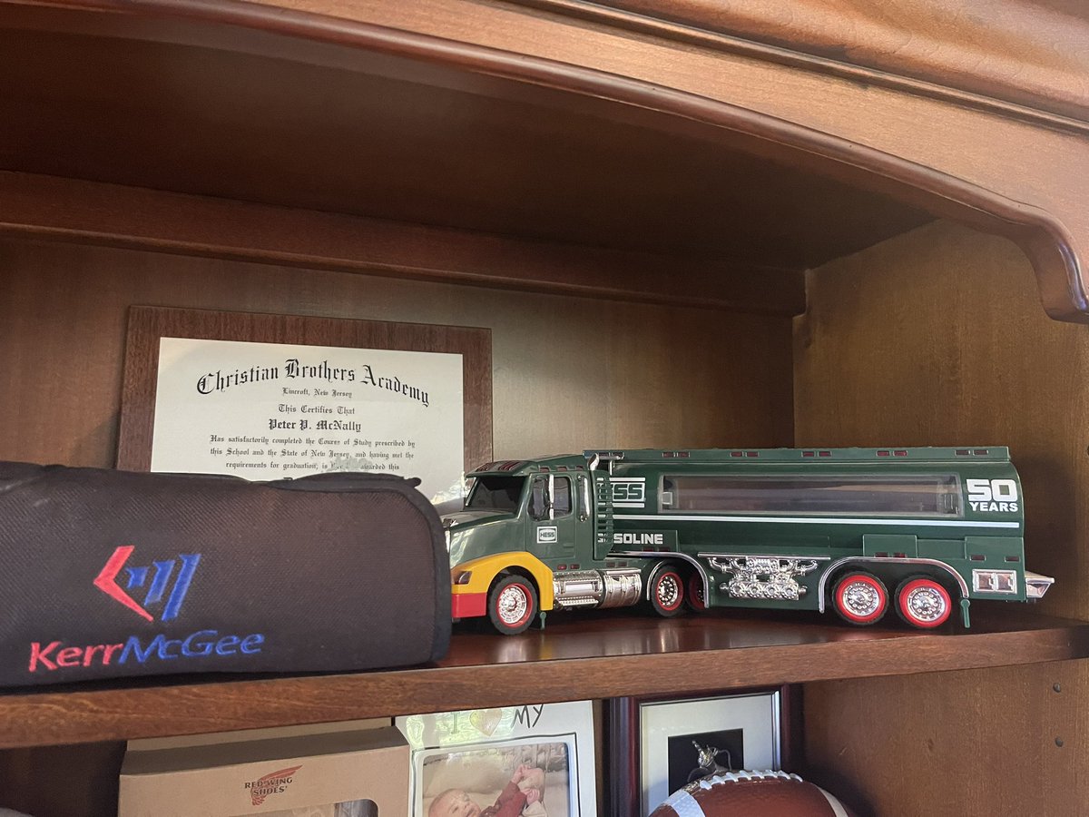 ppmcnallyjr's tweet photo. You all have the $HES trucks to show your status as an oil analyst but can you combine the 50th anniversary truck with the Kerr-McGee binoculars on your shelf? https://t.co/fesjrweGJY