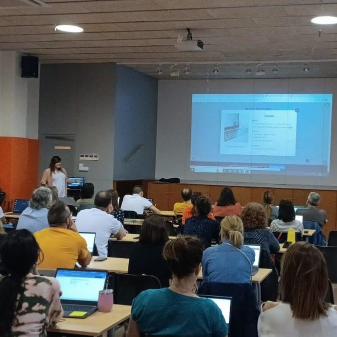 Primera sessió del seminari de coordinadors/es digitals de Gràcia i Nou Barris. Avui la Laura Aparisi de <a href="/la_sedeta/">Escola La Sedeta</a>  ha compartit la seva experiència com a coordinadora digital a <a href="/fem_serrat/">Institutserratibonastre</a>