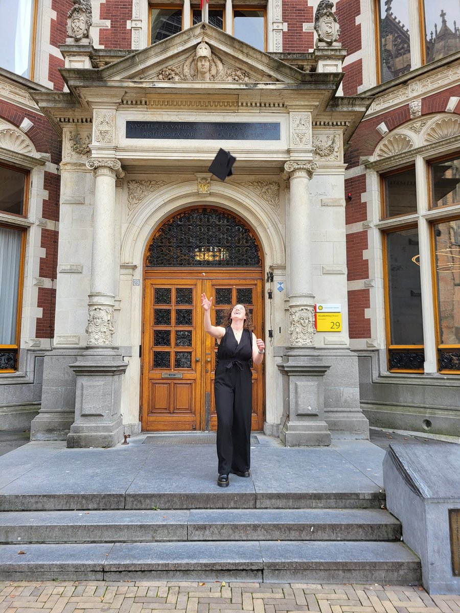 _agentv_'s tweet image. Diploma-uitreiking ❤️✨️🎓 Het is de tweede voor m'n master maar eerste keer op locatie, vorige keer was het achter het beeldscherm vanwege corona en nu gelukkig "voor het echie". Zo fijn en dankbaar om het met elkaar te vieren 🎉 Nu definitief student-af 🥹