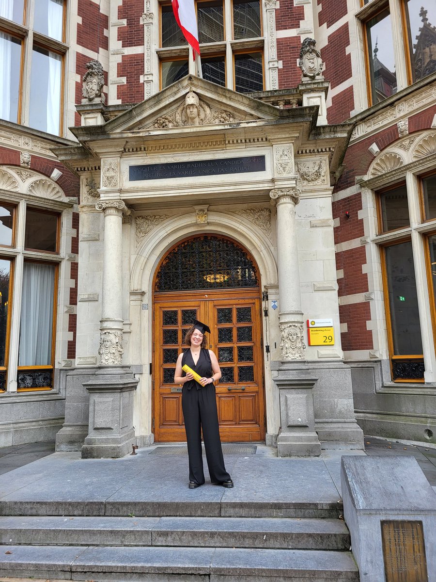 _agentv_'s tweet image. Diploma-uitreiking ❤️✨️🎓 Het is de tweede voor m'n master maar eerste keer op locatie, vorige keer was het achter het beeldscherm vanwege corona en nu gelukkig "voor het echie". Zo fijn en dankbaar om het met elkaar te vieren 🎉 Nu definitief student-af 🥹