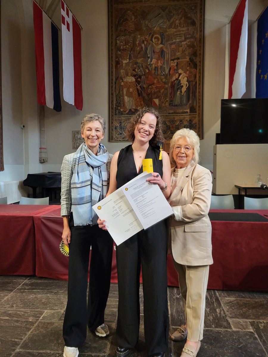 _agentv_'s tweet image. Diploma-uitreiking ❤️✨️🎓 Het is de tweede voor m'n master maar eerste keer op locatie, vorige keer was het achter het beeldscherm vanwege corona en nu gelukkig "voor het echie". Zo fijn en dankbaar om het met elkaar te vieren 🎉 Nu definitief student-af 🥹