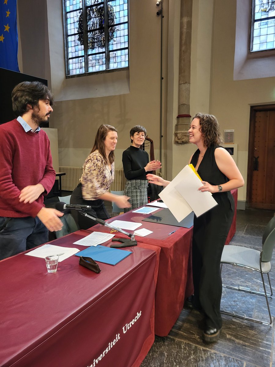 _agentv_'s tweet image. Diploma-uitreiking ❤️✨️🎓 Het is de tweede voor m'n master maar eerste keer op locatie, vorige keer was het achter het beeldscherm vanwege corona en nu gelukkig "voor het echie". Zo fijn en dankbaar om het met elkaar te vieren 🎉 Nu definitief student-af 🥹