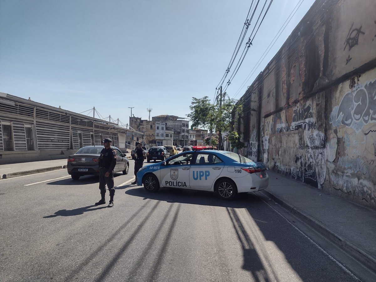 PMERJ's tweet photo. Policiais da #UPPChatuba realizam ações voltadas a garantir ainda mais a sua #segurança. Neste momento, os agentes estão a postos na Av. Brás de Pina com Rua Antônio do Carmo, na Penha. #PMERJ #ServireProteger https://t.co/vKEnKnJzdi