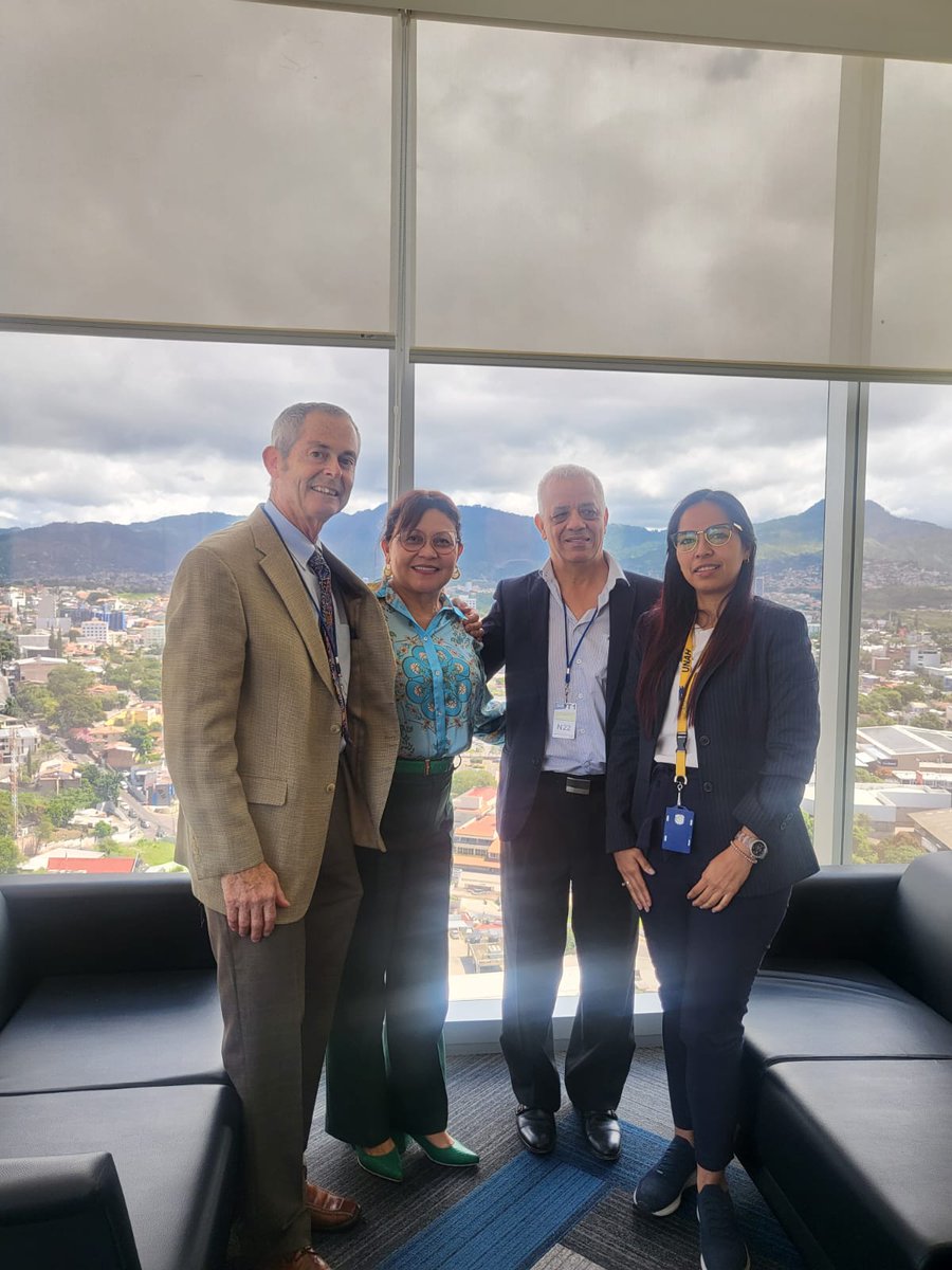 DFCM20182024's tweet photo. Hemos sostenido una reunión productiva con la Dra.Sandra Raudales, Comisionada Presidencial para Hospitales, y el Dr. Leo Alonso en representación de Proyecto Semilla. Discutimos sobre las especialidades de cuidados intensivos de adultos, así como las de urgencias y emergencias. https://t.co/Yg6wdnSOhw